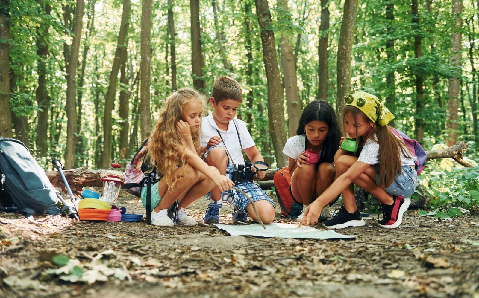 kids finding way independetly in summer camps